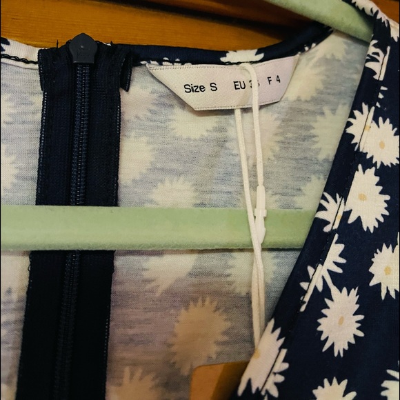 NWT Dress Short Sleeve V Neck Tendency Navy Daisy Floral Size Small Summer Party - Picture 4 of 7